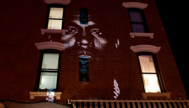Kanye West dévoile son nouveau single « New Slaves » dans la rue