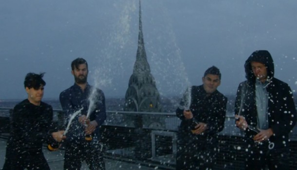 Champagne pour le nouveau single de Vampire Weekend « Ya Hey » !