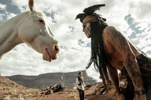 Johnny Depp qui parle à un cheval... Venant de lui, plus grand-chose nous étonne !