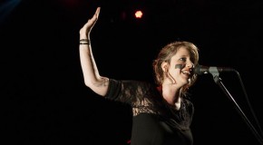 Anna Aaron, chanteuse mystérieuse et mystique, dévoile son single « Stellarling »