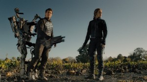Tom Cruise et Emily Blunt semblent ne plus trop savoir quoi faire de leurs exosquelettes.