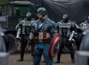 Captain America (Chris Evans) face aux troupes de l'HYDRA.