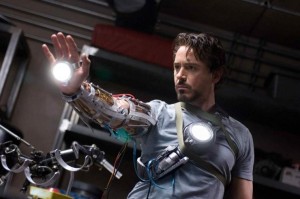 Tony Stark (Robert Downey Jr.), testant son armure.
