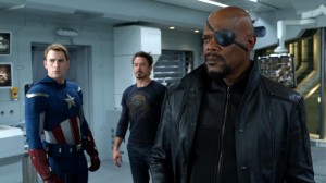 A droite, Nick Fury (Samuel L. Jackson), directeur du S.H.I.E.L.D.
