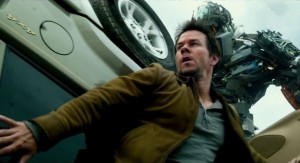 Cade Yaeger (Mark Wahlberg) va passer une sale journée...