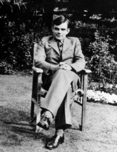 Alan Turing assis dans un jardin